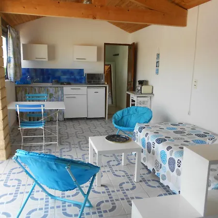 Chez Lina 30 *